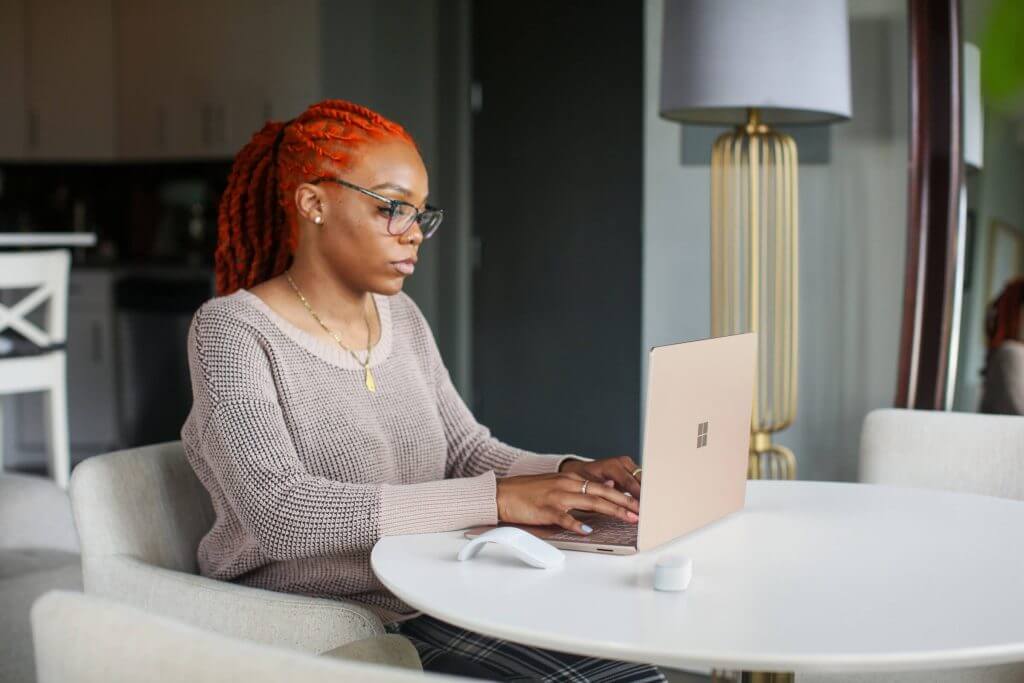 focused-woman-at-her-table-working-on-choosing-a-writing-niche